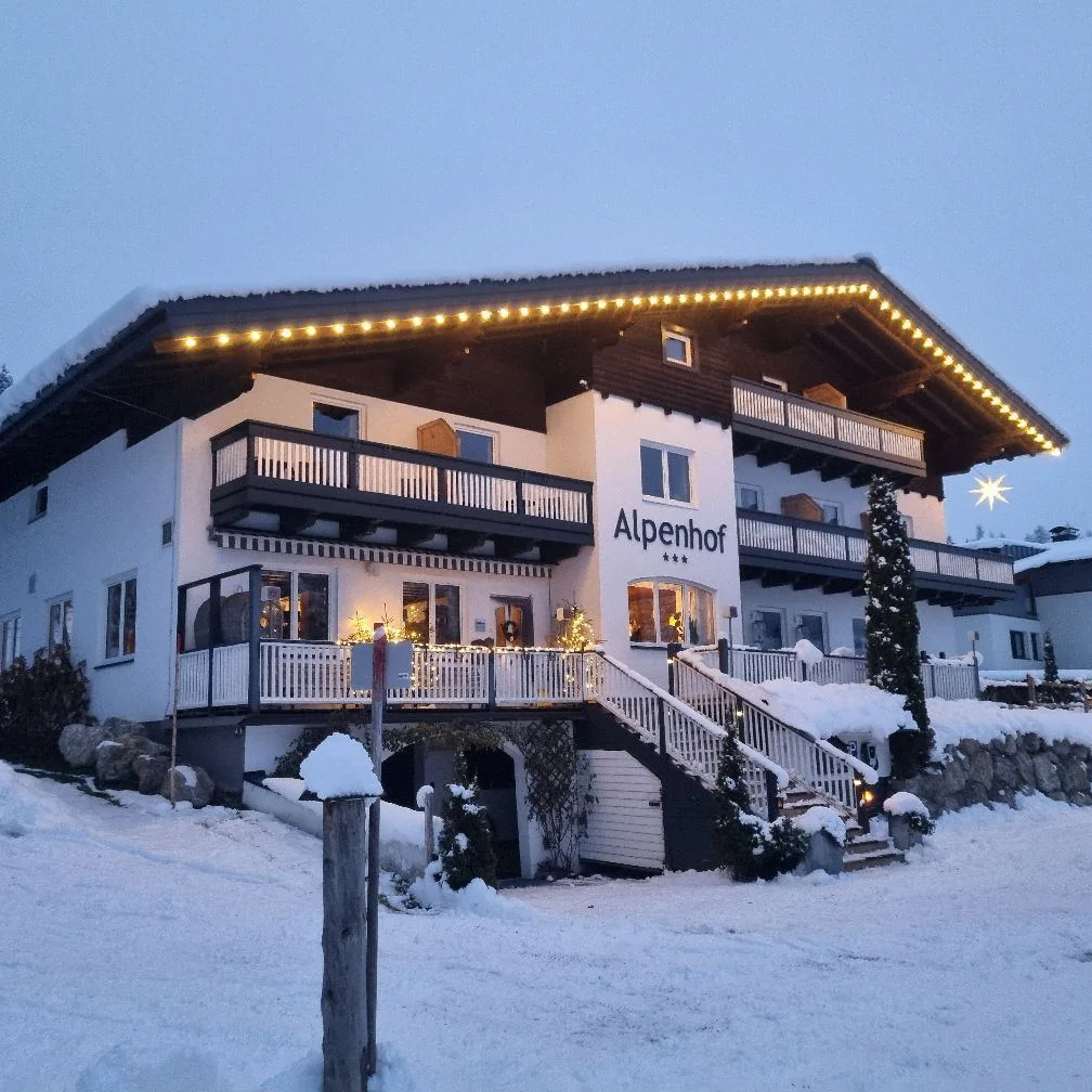 Das beleuchtete Hotel an einem Winterabend
