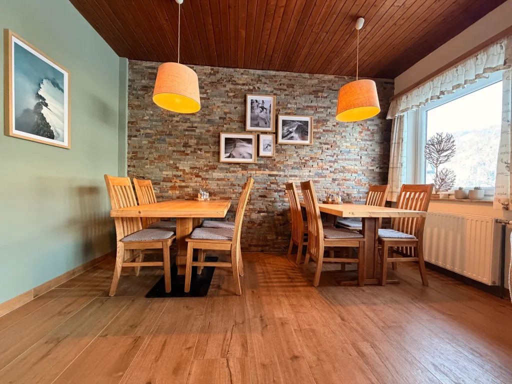 Tafels en zitplaatsen in de hotellounge