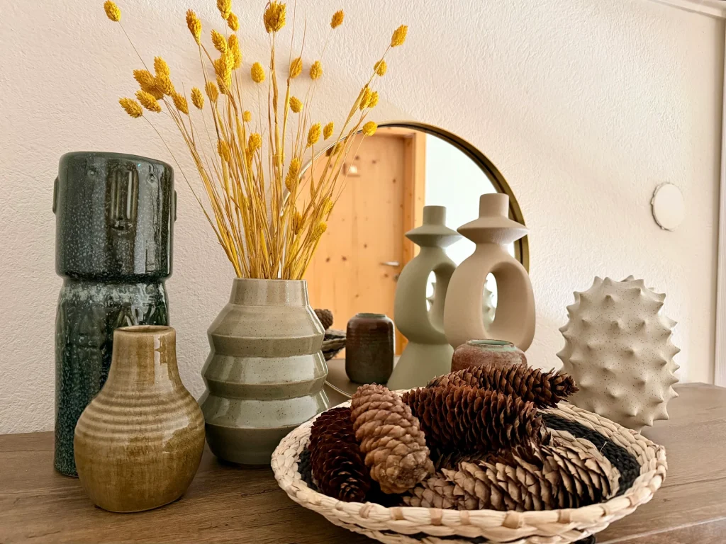 Natuurlijke materialen en decoratieve details in het hotel