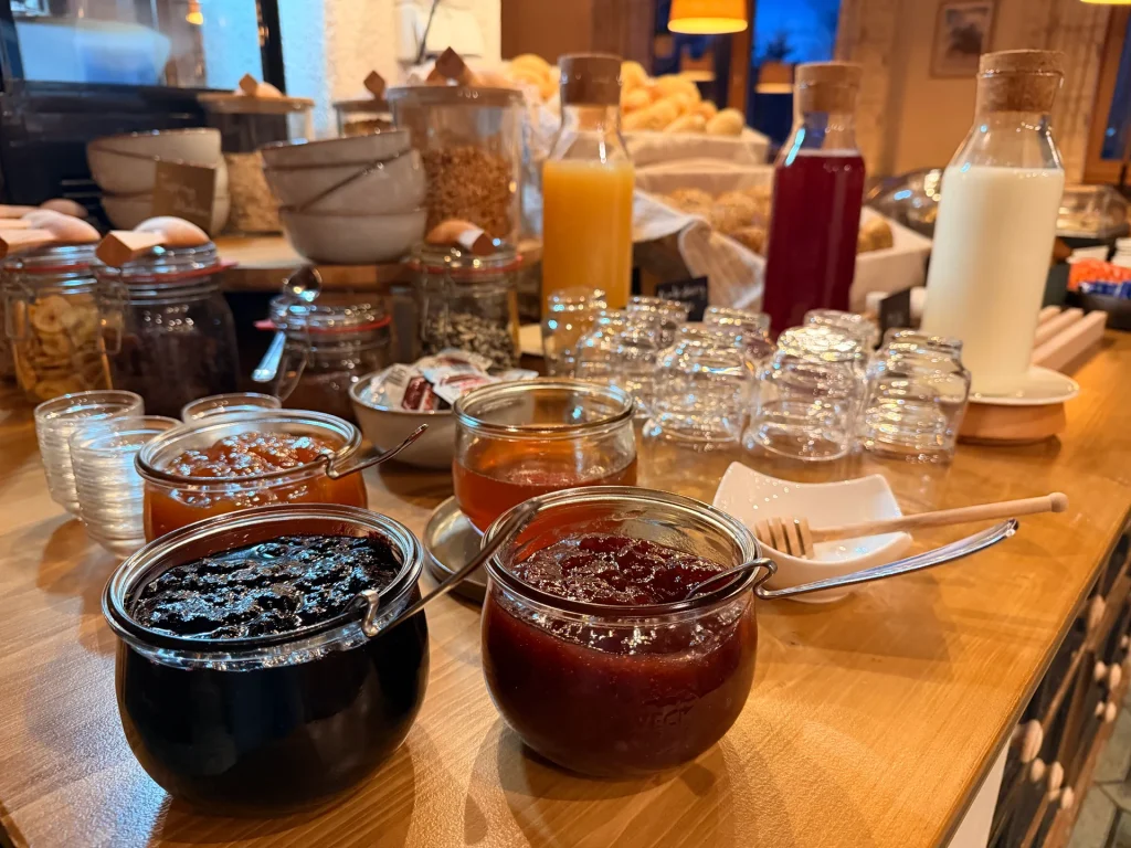 Frühstücksgläser auf dem Tisch