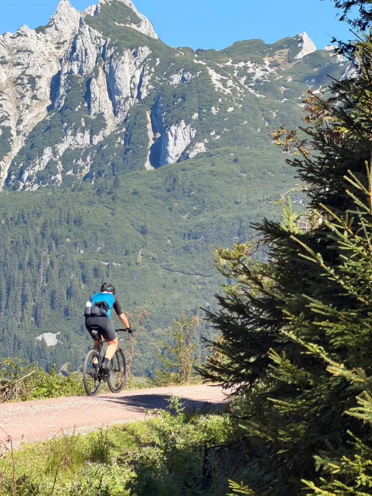 Fietsen onder een steile bergwand