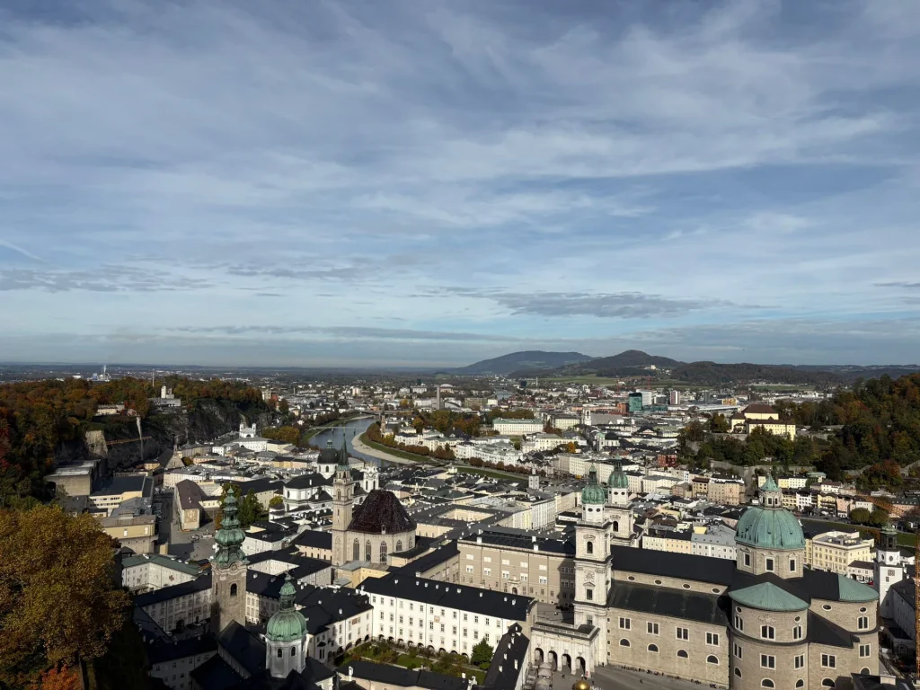 Stadsdaken met heuvels en bergen in de verte