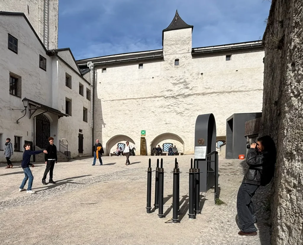 Ein steinerner Innenhof und Gebäude in einer Festung