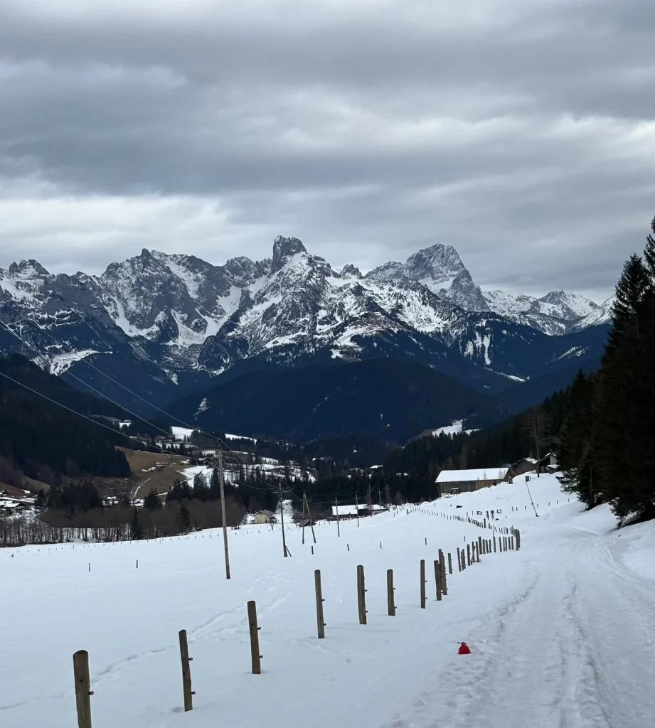 Een besneeuwd wandelpad met uitzicht op een bergdal