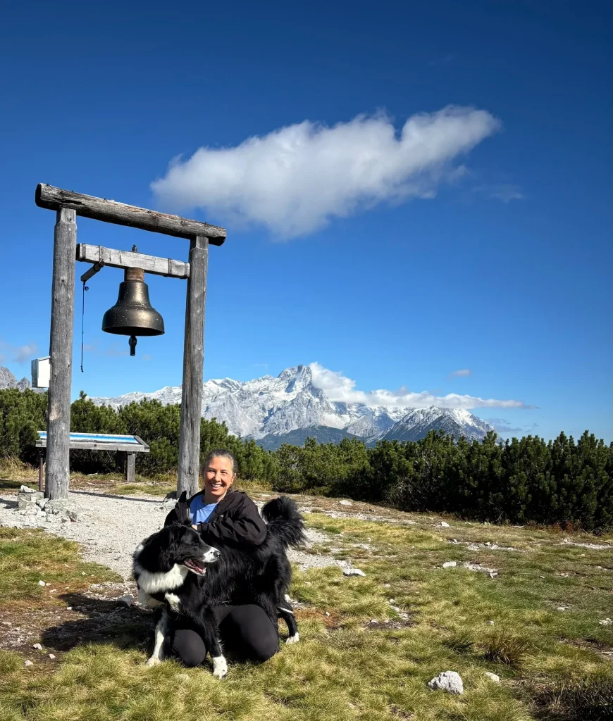 Samen met de hond bij een bergbel