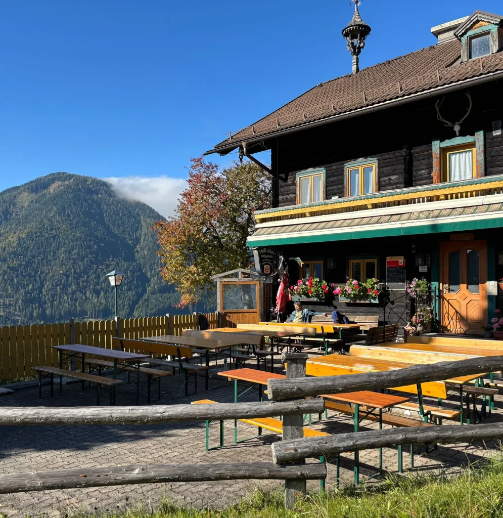 Eine Außenterrasse an einer Berghütte