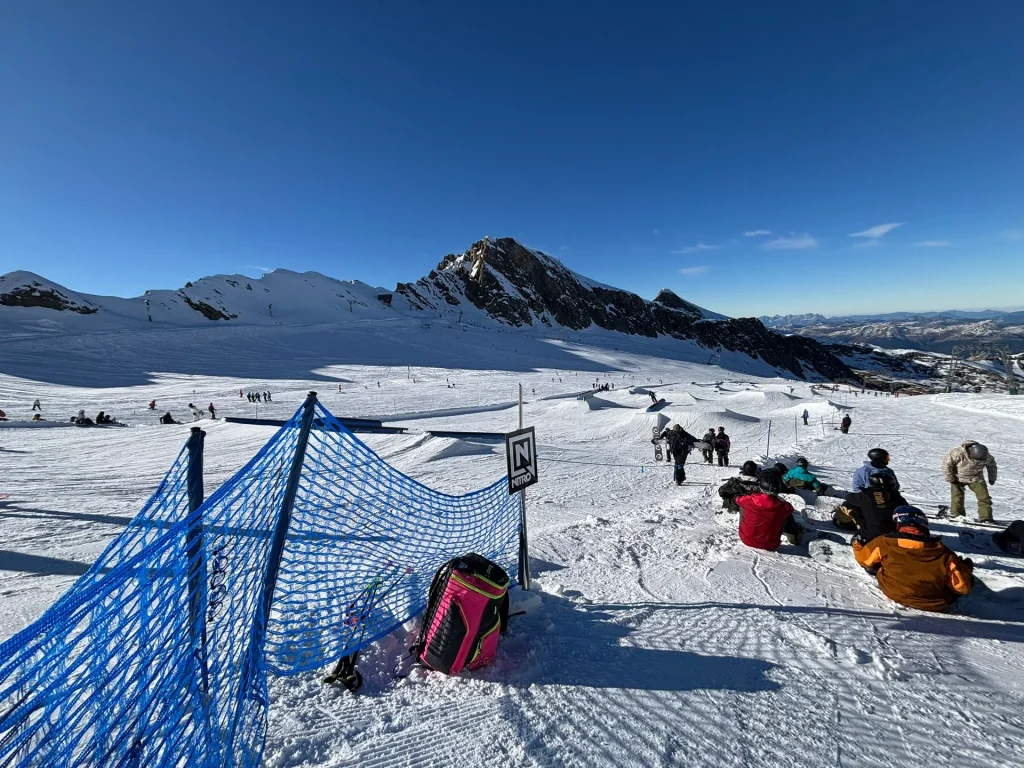 Bergblick an einem Skitag mit Skiausrüstung im Vordergrund